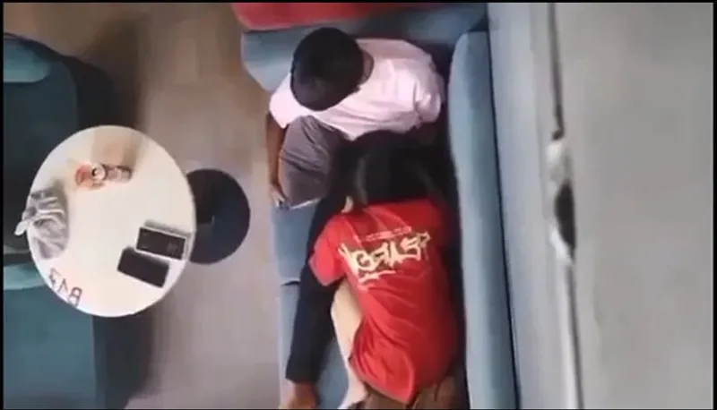Quay lén em ghệ bú liếm cho tình nhân nơi công cộng